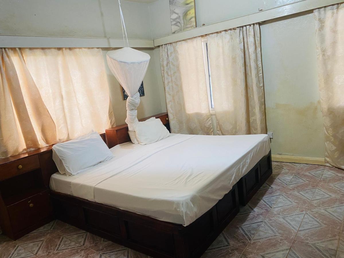One World Village Guesthouse Bakau Exteriör bild