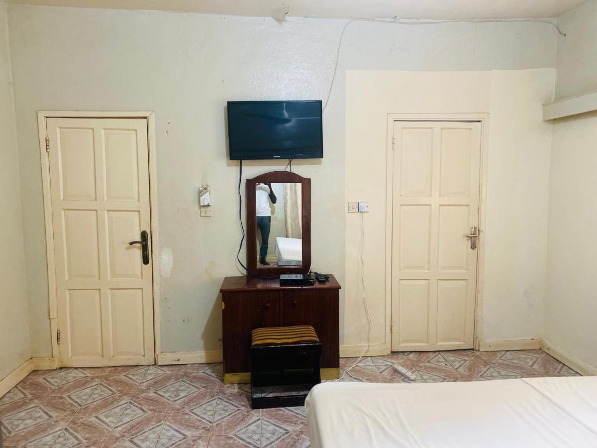 One World Village Guesthouse Bakau Exteriör bild