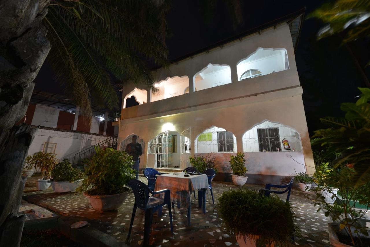 One World Village Guesthouse Bakau Exteriör bild